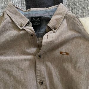 Men’s Oakley button down, tan with brown logo